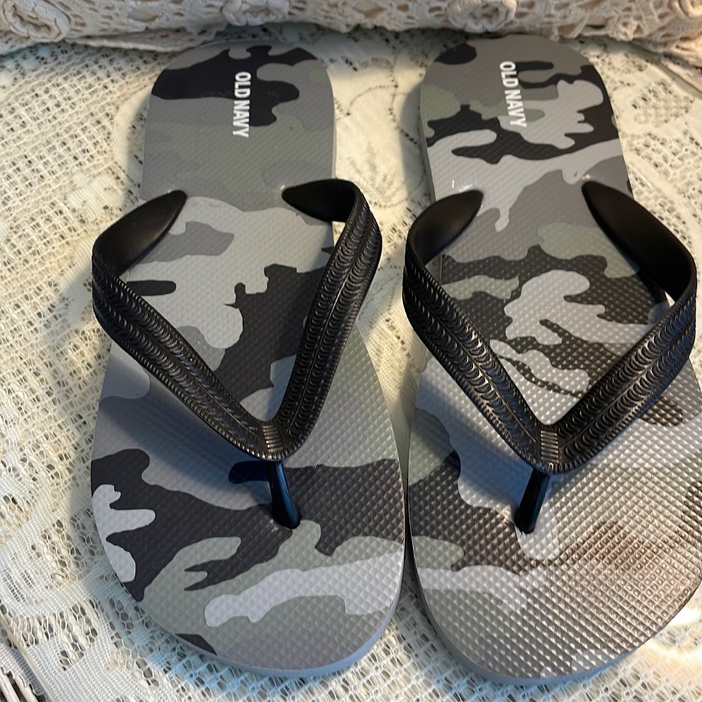 Old Navy grey camo flip flops